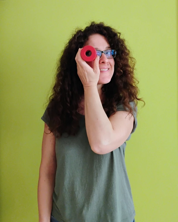 Una foto a mezzo busto di Laura Mosconi, web designer a Roma, con un caleidoscopio in mano